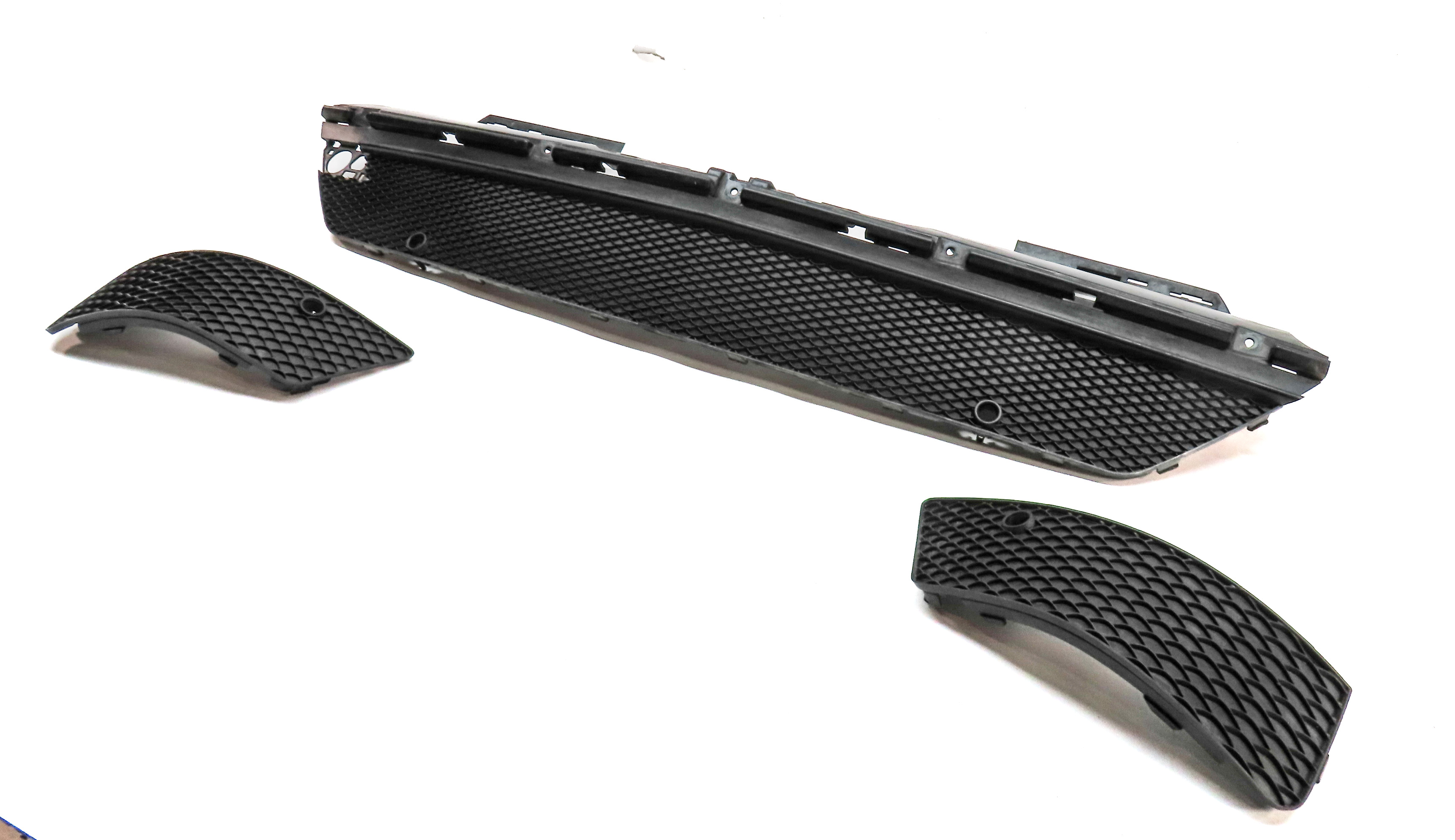 2015 MERCEDES GL550 (X166) REAR LOWER BUMPER GRILLE TRIM SET/ 3 — exact item pictured